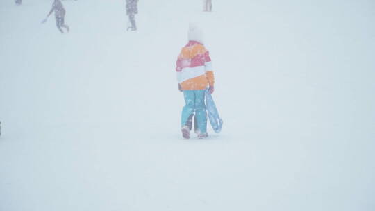 孩子在暴风雪中爬山