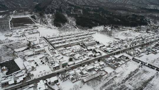 西安秦岭小火车雪乡航拍冬天银装素裹农村