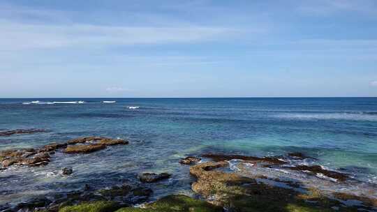 海浪拍打着岩石