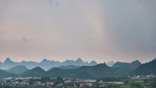 雨后彩虹和雷暴云