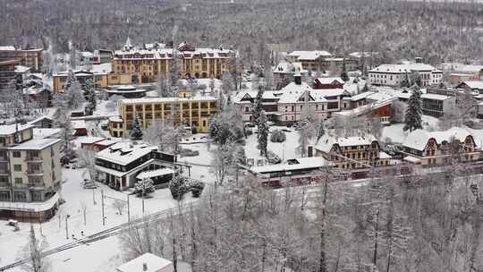 特写下着大雪的城镇与环景