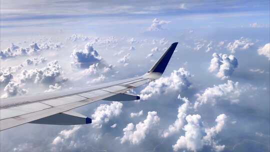 飞机在空中飞行窗外机翼蓝天白云