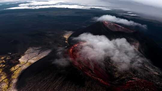 云在火山上空移动