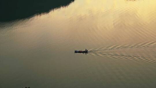 宁静湖面上的孤舟