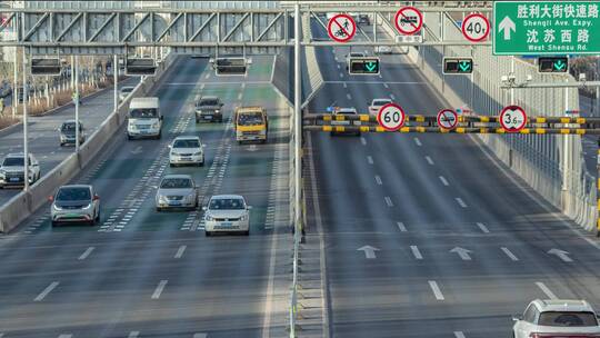立交桥城市交通高架桥指示路灯限高杆车流视频素材模板下载