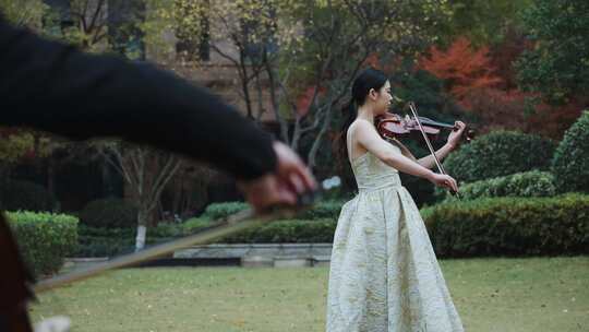 美女小提琴和外国人大提琴住宅小区草坪演奏