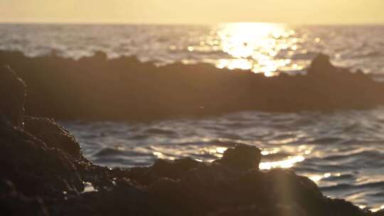 波光粼粼的海面海水