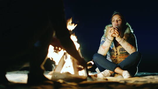 围绕在篝火旁喝茶取暖
