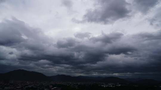 阴天森林乌云飘过树林阴雨天山峰山脉大景