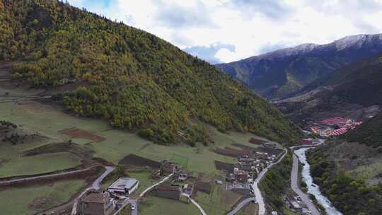 航拍四川甘孜措普沟茶洛村秋色风光