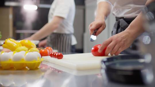 厨师切西红柿的特写镜头视频素材模板下载