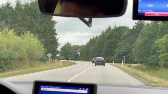 uber行驶在北欧丹麦比隆小镇的公路上