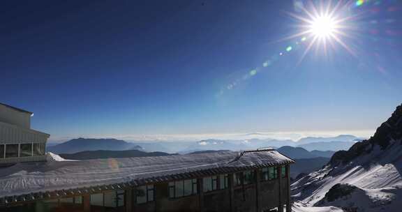 冬天雪地里白雪覆盖的房屋