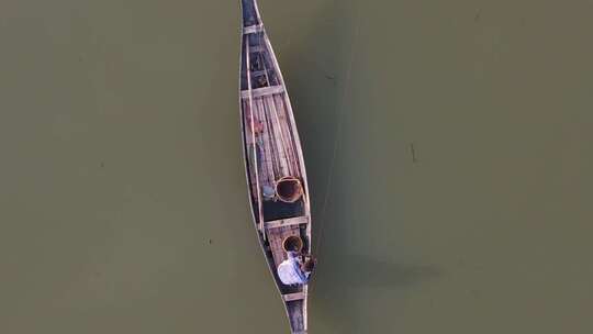 在伊查马蒂河上钓鱼的传统木船线上孤独渔夫的俯视图