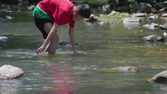 童趣时光：小孩在山涧溪流里玩水