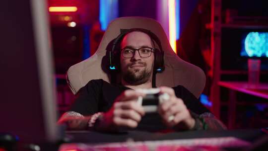 玩虚拟视频游戏的人职业玩家坐在电脑显示器