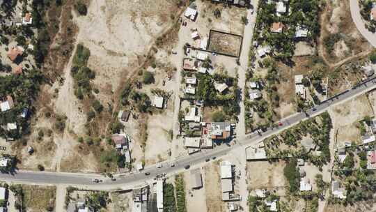 托多斯桑托斯社区的慢动作俯视图，阳光明媚，有房子和道路