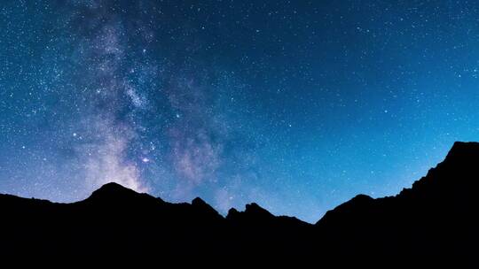 夜间山脉上空的美丽星河