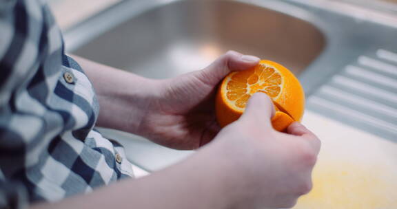 女人正在剥橙子