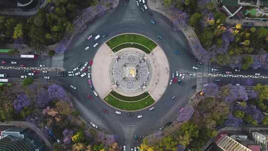 头顶拍摄的环岛纪念碑的独立天使，忙于汽车，墨西哥