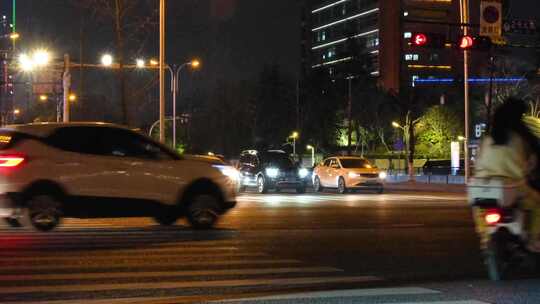 夜晚城市行人过马路汽车车辆车流人流夜景人