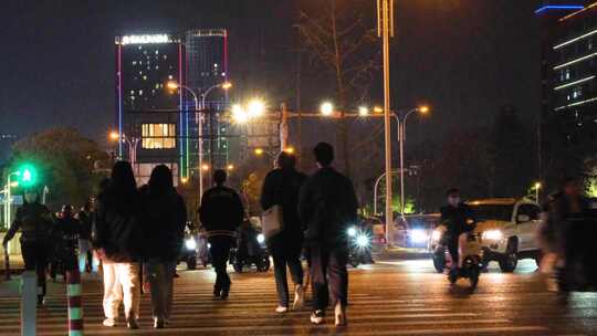 夜晚城市行人过马路汽车车辆车流人流夜晚夜视频素材模板下载