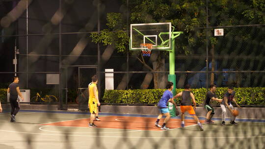 晚上篮球场打篮球的人们视频素材模板下载