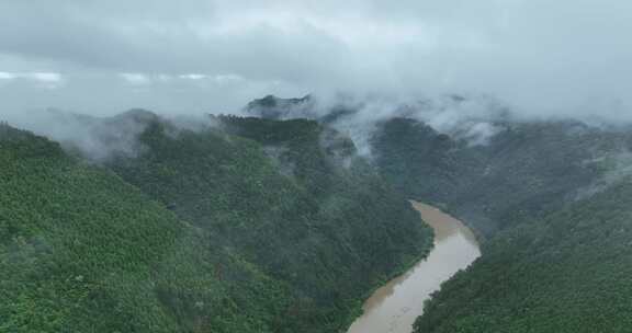 开化县雨后云雾缭绕的群山