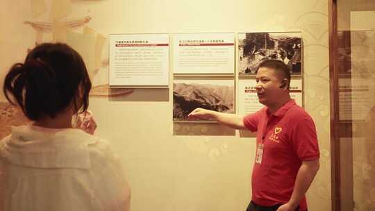 导游在博物馆内讲解视频素材模板下载