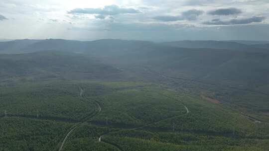 大兴安岭广袤森林山峦起伏