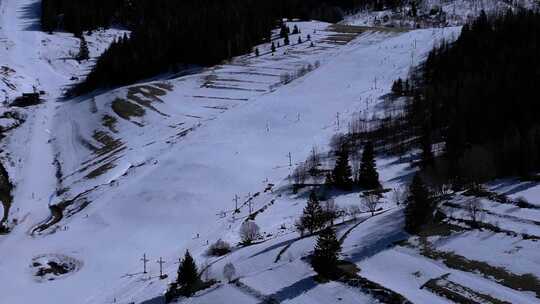 山中滑雪坡道的鸟瞰图