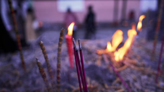 慢镜头升格拍摄宗教民俗寺庙烧香祈福