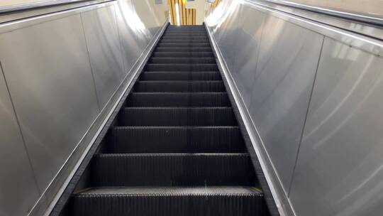 地铁里的自动扶梯