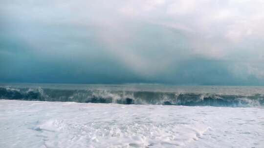 海浪沙滩海浪拍打沙滩航拍旅拍素材