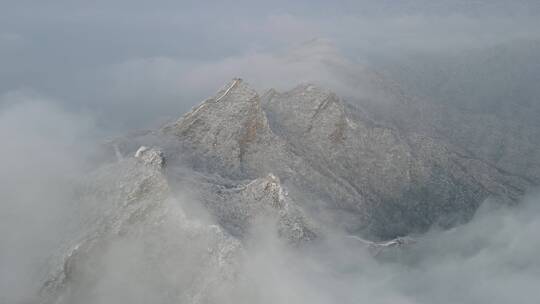 航拍雪后的怀柔箭扣长城