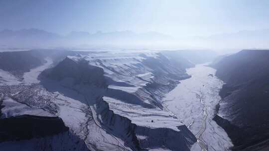 航拍新疆冬季安集海大峡谷雪山山脉
