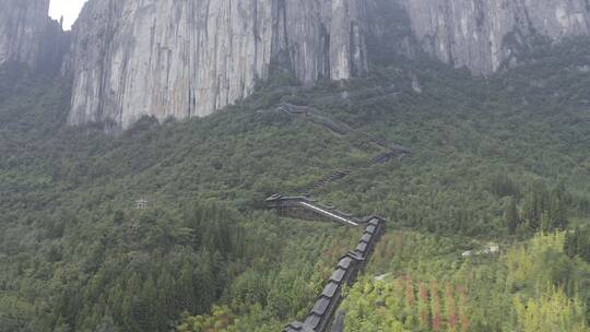 中国湖北恩施大峡谷风景区悬崖峭壁绿色自然