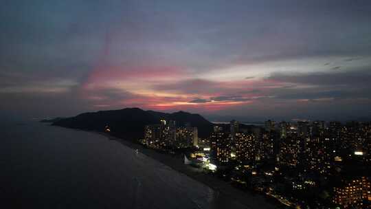 夜幕降临的海湾度假区航拍