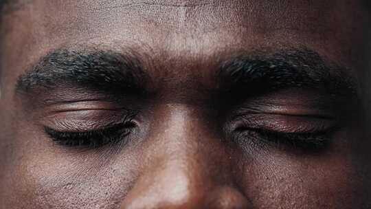 黑人的肖像，非裔美国人的脸和黑眼睛看着相