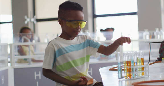 快乐的非裔美国男孩在化学课上戴眼镜的视频