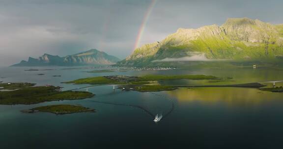 航拍挪威海岸的彩虹