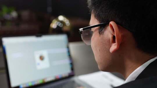 商务人士笔记本电脑前打字