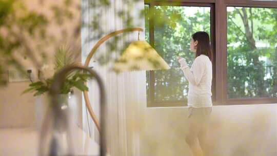 女性居家惬意生活