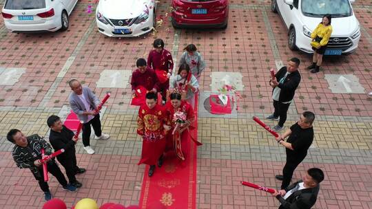 婚礼中的新人夫妻走过红毯