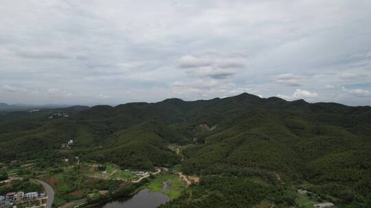 大山中的村庄房屋航拍