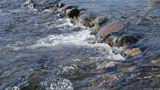 夏天清澈的溪流水流河流