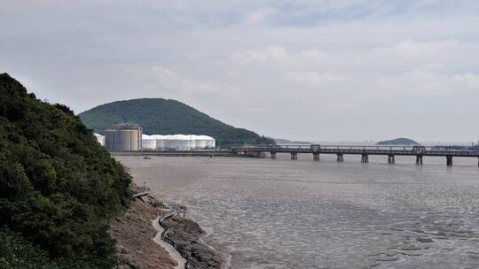 杭州湾海边城市岛屿礁石海浪