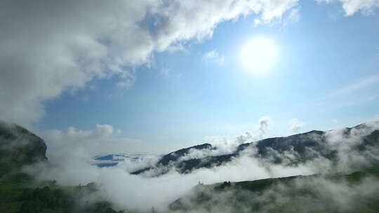 云南山间云海日出景象