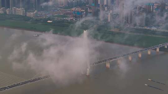 航拍夏季雨后武汉二七长江大桥平流雾风光