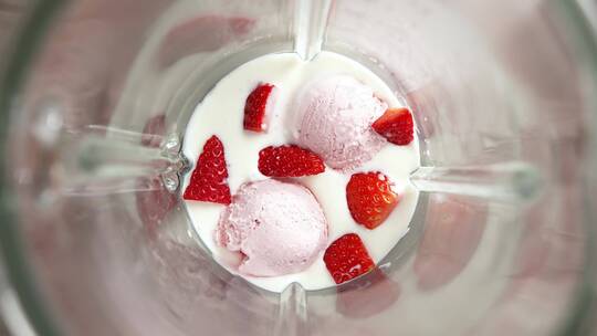 用搅拌机制作草莓奶昔